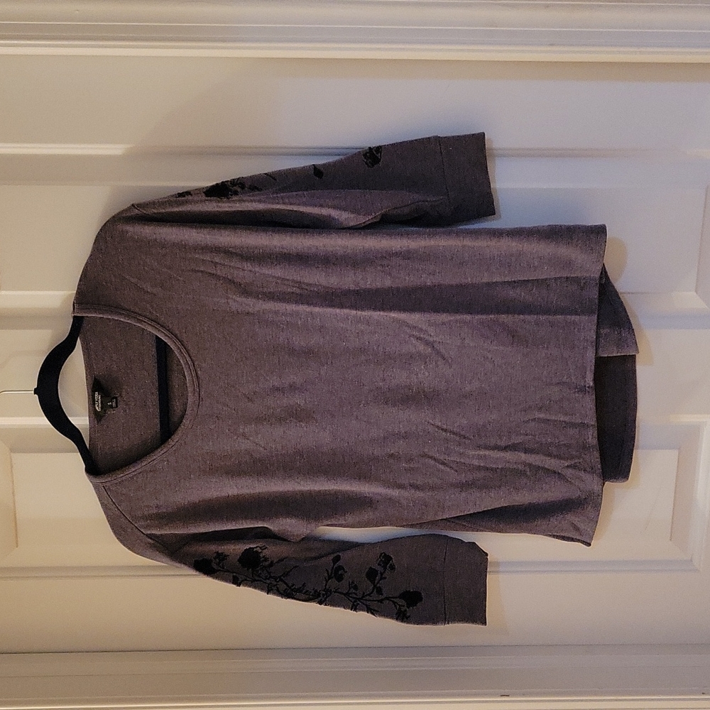 Simply vera purple top with black scrolls small